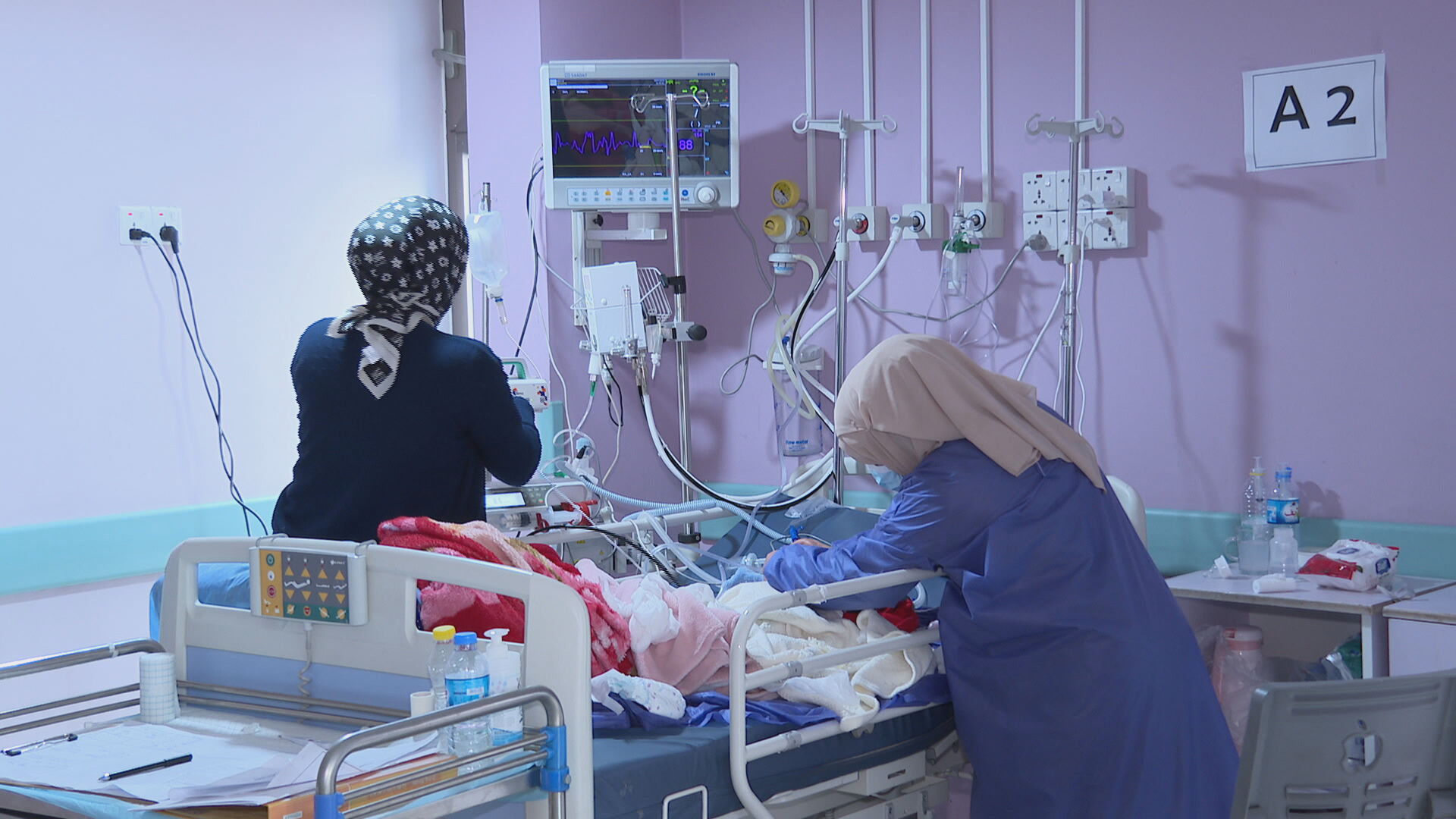 دوو پەرستار لە کاتی ڕاپەڕاندنی ئەرکەکانیاندا لە یەکێک لە نەخۆشخانەکانی سلێمانی دا