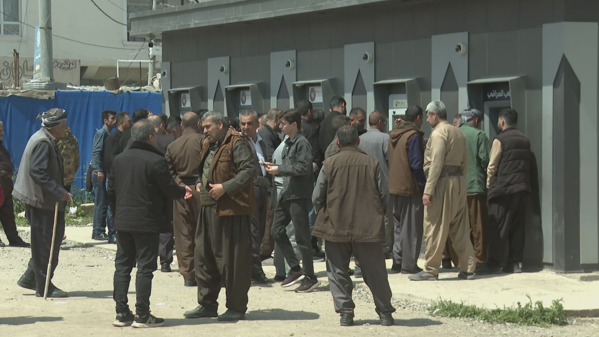ژمارەیەک لە خانەنشینانی سەربازیی لەبەردەم ئەی تی ئێمەکان بۆ وەرگرتنی  مووچەکانیان