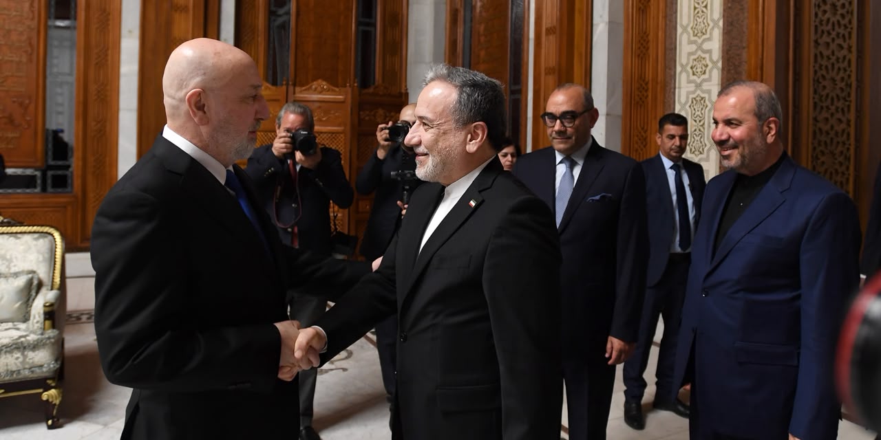 پێشوازی نزار ئامێدی، سەرۆککۆماری عێراق، لە عەباس عێراقچی، وەزیری دەرەوەی ئێران. فۆتۆ: سەرۆکایەتی کۆماری عێراق