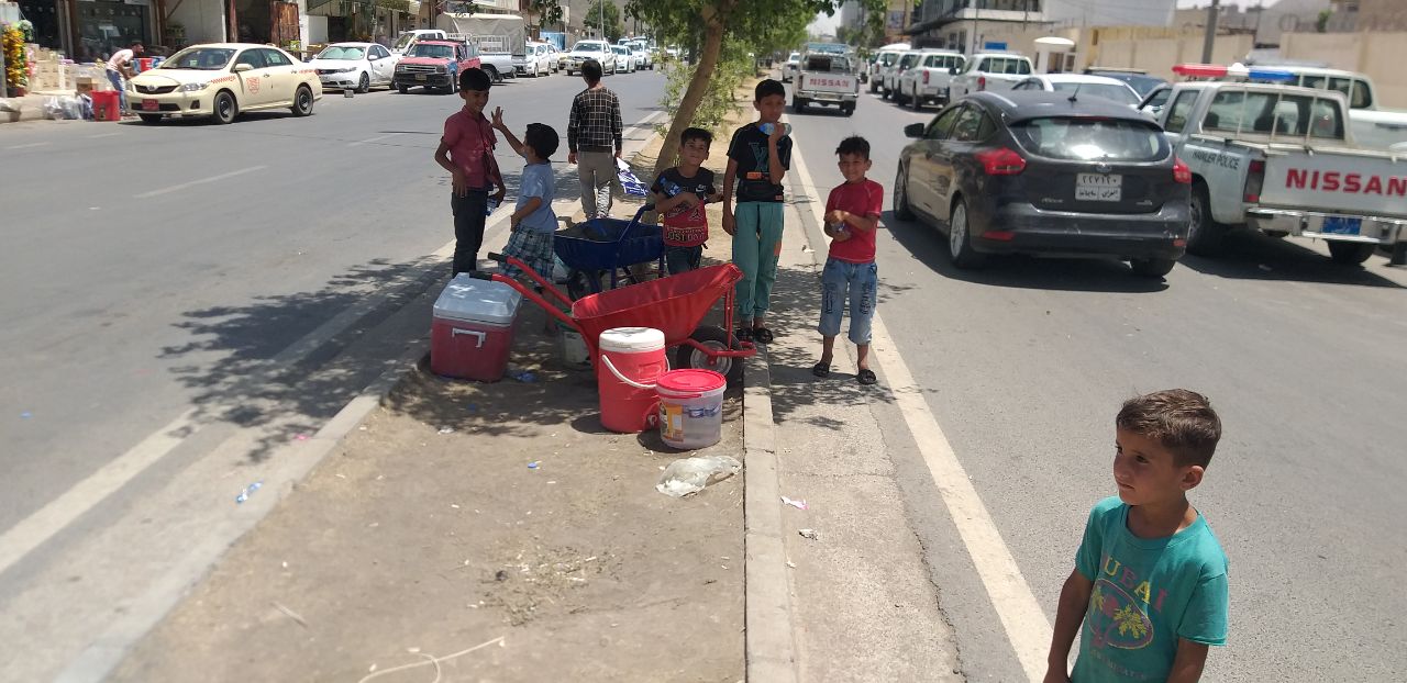 ژمارەیەک منداڵ لە کاتی کارکردن لە یەکێک لە شەقامەکاندا