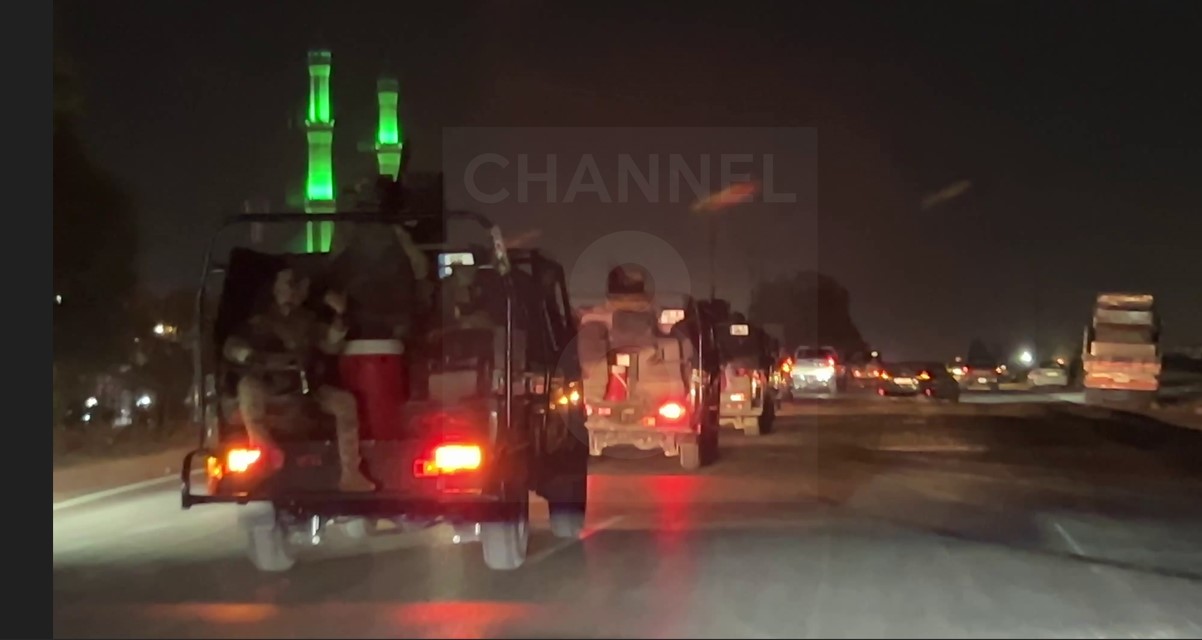 دیمەنی ئەو هێزەی دژەتیرۆی عێراق کە چوونەتە بازگەی پردێ، بۆ وەرگرتنی ئەو پەرلەمانتار و لێپرسراوانەی عێراق، کە لە هەولێر دەستگیر کرابوون