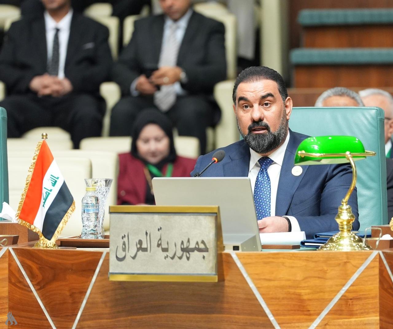 هەیبەت حەلبووسی، سەرۆکی ئەنجوومەنی نوێنەرانی عێراق لە کاتی پێشکەشکردنی وتارەکەی لە هەشتەمین کۆنفرانسی پەرلەمانی عەرەبی لە قاهیرەی میسر