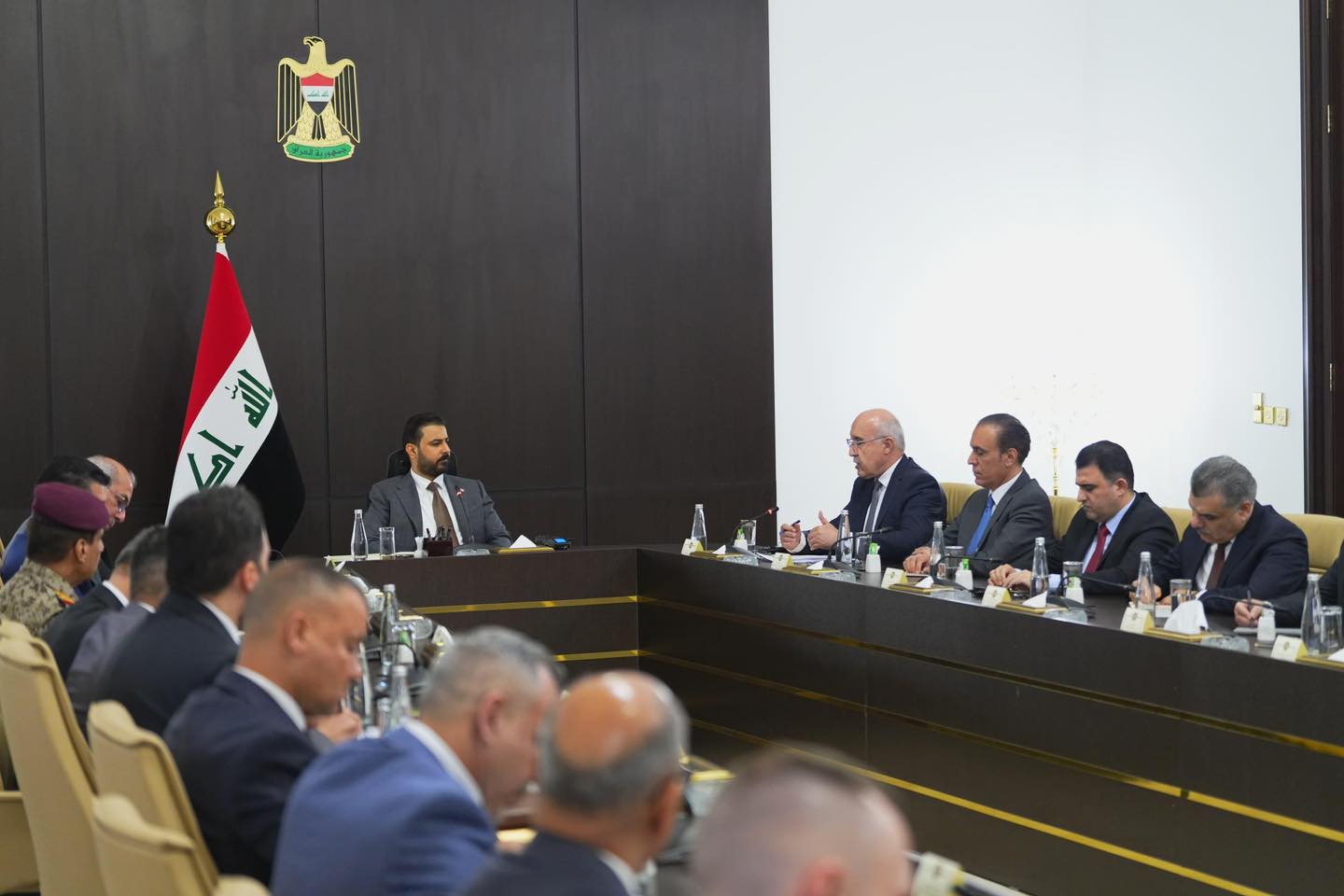 کۆبوونەوەی عەلی زەیدی، سەرۆکوەزیرانی عێراق، لەگەڵ شاندی باڵای حکومەتی هەرێمی کوردستان و نوێنەری کۆمپانیا نەوتییەکان لە هەرێم. فۆتۆ: هەژماری سەرۆکوەزیرانی عێراق