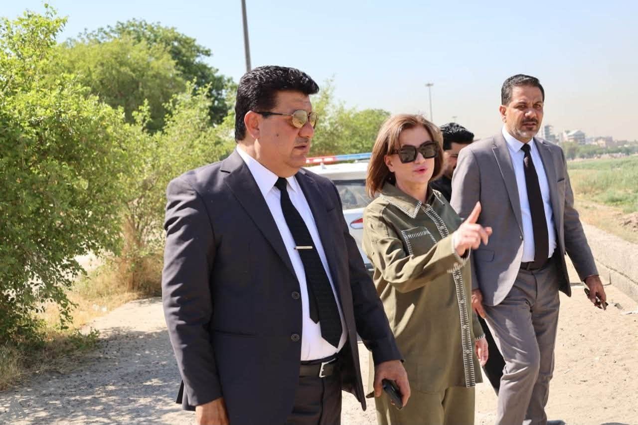 سروە عەبدولواحید، وەزیری ژینگەی عێراق بە مەیدانی سەردانی ناوچەی ئەبو نەواسی کردووە کە دەکەوێتە سەر ڕووباری دیجلە لە بەغداد. فۆتۆ: واع