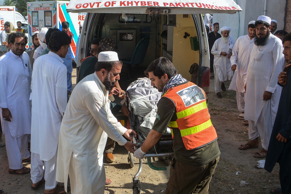 گواستنەوەی یەکێک لە قوربانییەکانی تەقینەوەکانی ئەمڕۆی پاکستان. فۆتۆ: AFP