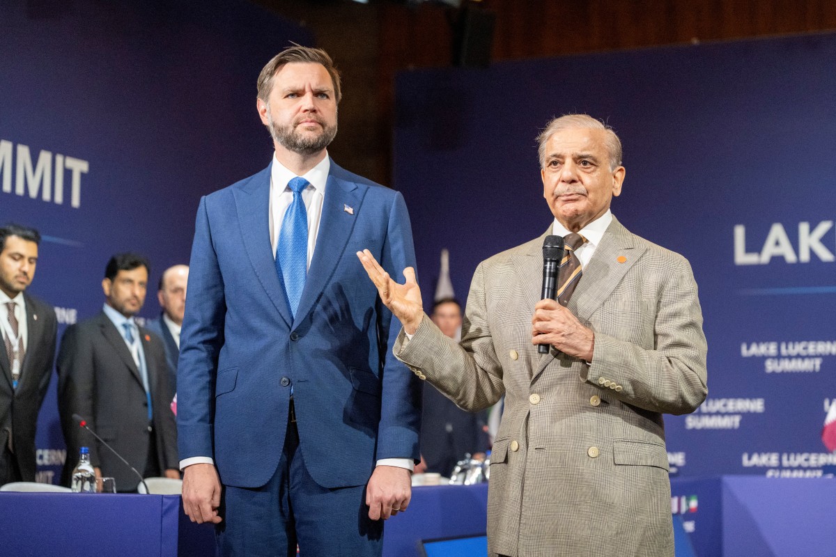 شەهباز شەریف، سەرۆکوەزیرانی پاکستان، لە کۆنفرانسی ڕۆژنامەوانی لەگەڵ جەی دی ڤانس، جێگری سەرۆکی ئەمریکا لە سویسرا. فۆتۆ: AFP