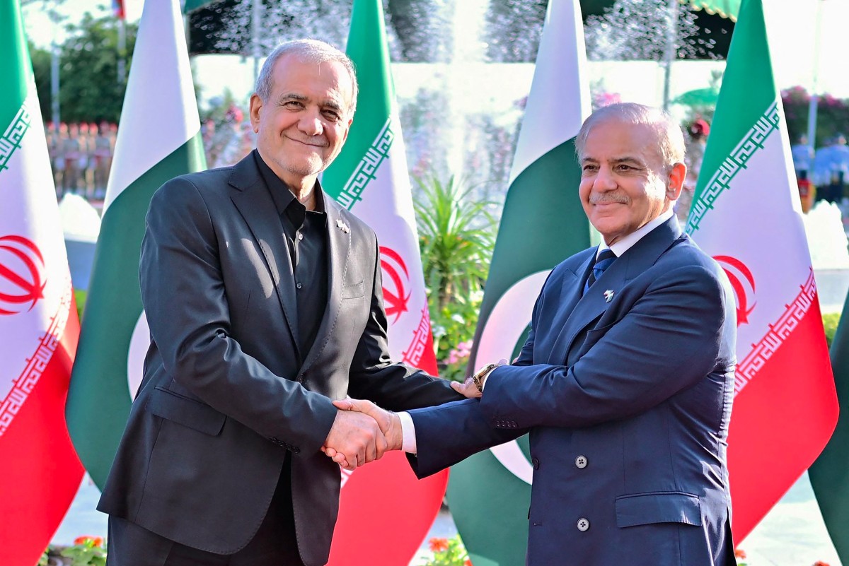 سەردانی مەسعود پزیشکیان بۆ پاکستان و پێشوازیکردن لە لایەن شەهبز شەریف، سەرۆکوەزیرانی پاکستانەوە. فۆتۆ: AFP