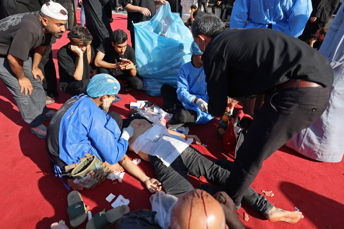 چارەسەری مەیدانی بۆ یەکێک لەوانەی تووشی خوێنبەربوون بووە لە کاتی ڕێوڕەسمەکانی عاشورا لە کەربەلا. فۆتۆ: AFP