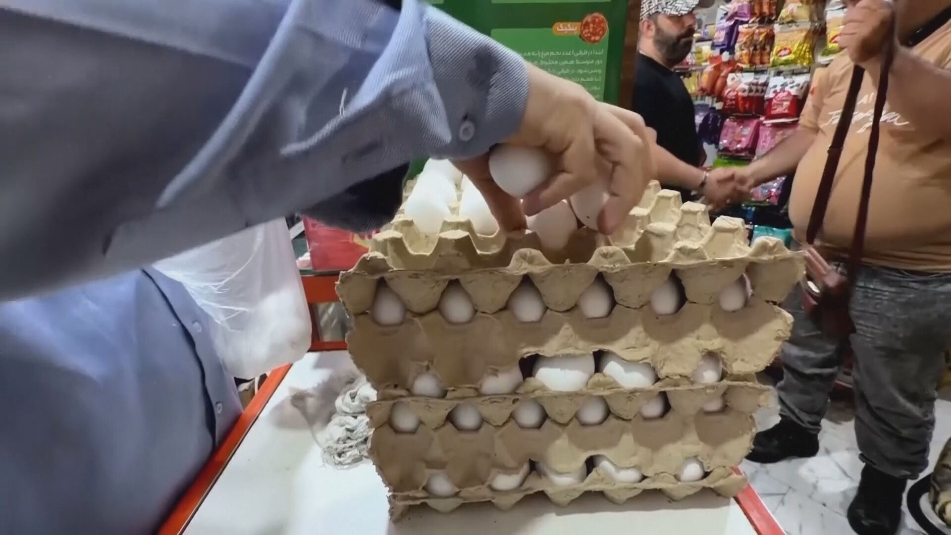 هاوڵاتییەکی ئێرانی لە شاری تاران لە کاتی کڕینی هێلکە لە یەکێک لە فرۆشگەکاندا