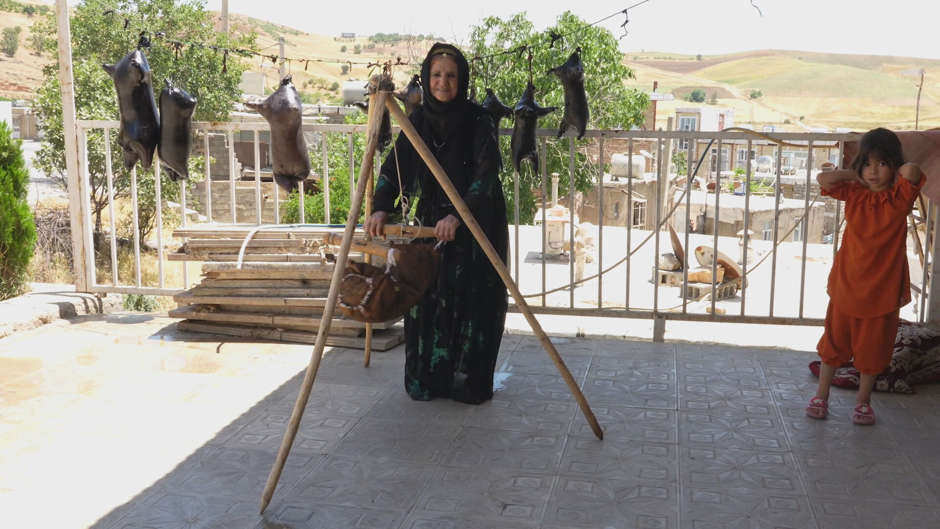 خانمێکی ڕۆژهەڵاتی خەریکی مەشمە ژەندنە