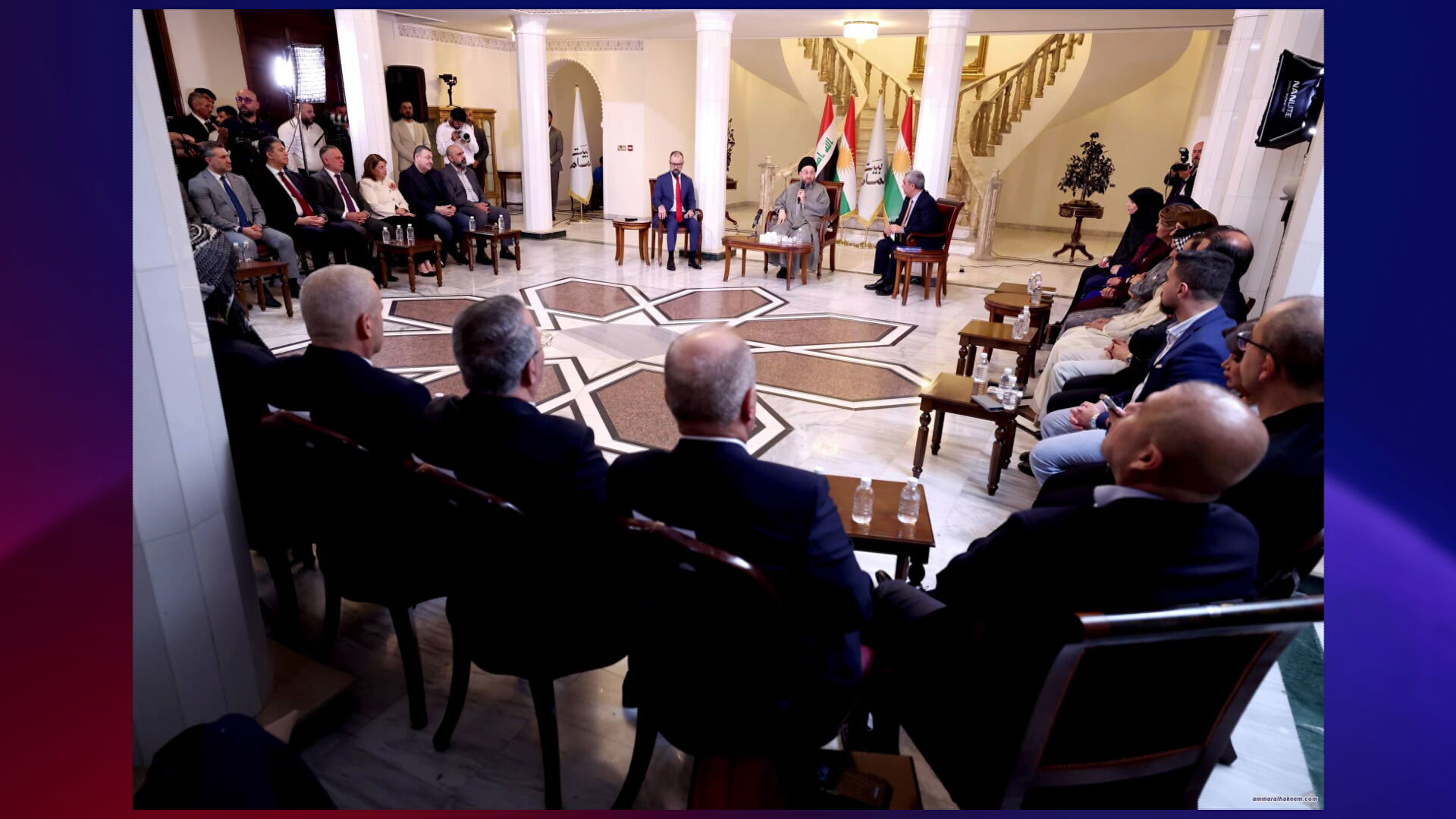 عەممار حەکیم، سەرۆکى هاوپەیمانیى هێزەکانى دەوڵەت لە میانەى پێشکەشکردنى بابەتێک لە ڕێوڕەسمى کردنەوەى ماڵى مام لە شارى بەغداد 