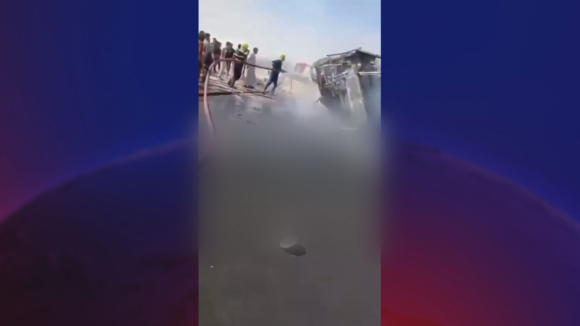 دیمەنی ڕووداوەکە لە کاتێکدا تیمەکانی ئاگرکوژێنەوە سەرقاڵی کوژراندنەوەی ئاگرەن کە لە پاسەکە بەربووە