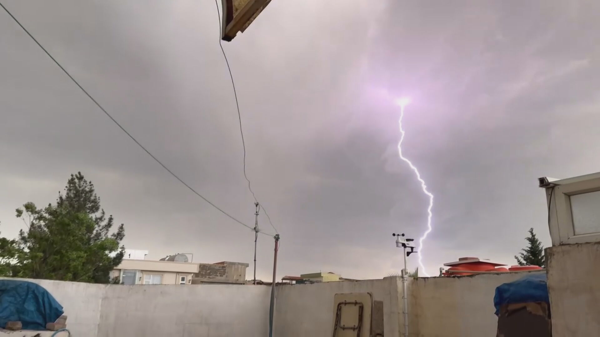 لە بنگرد بەهۆی هەورەبروسکەوە هاونیشتمانییەک گیانی لەدەستدا و 2 کەسی دیکەش بریندار بوون