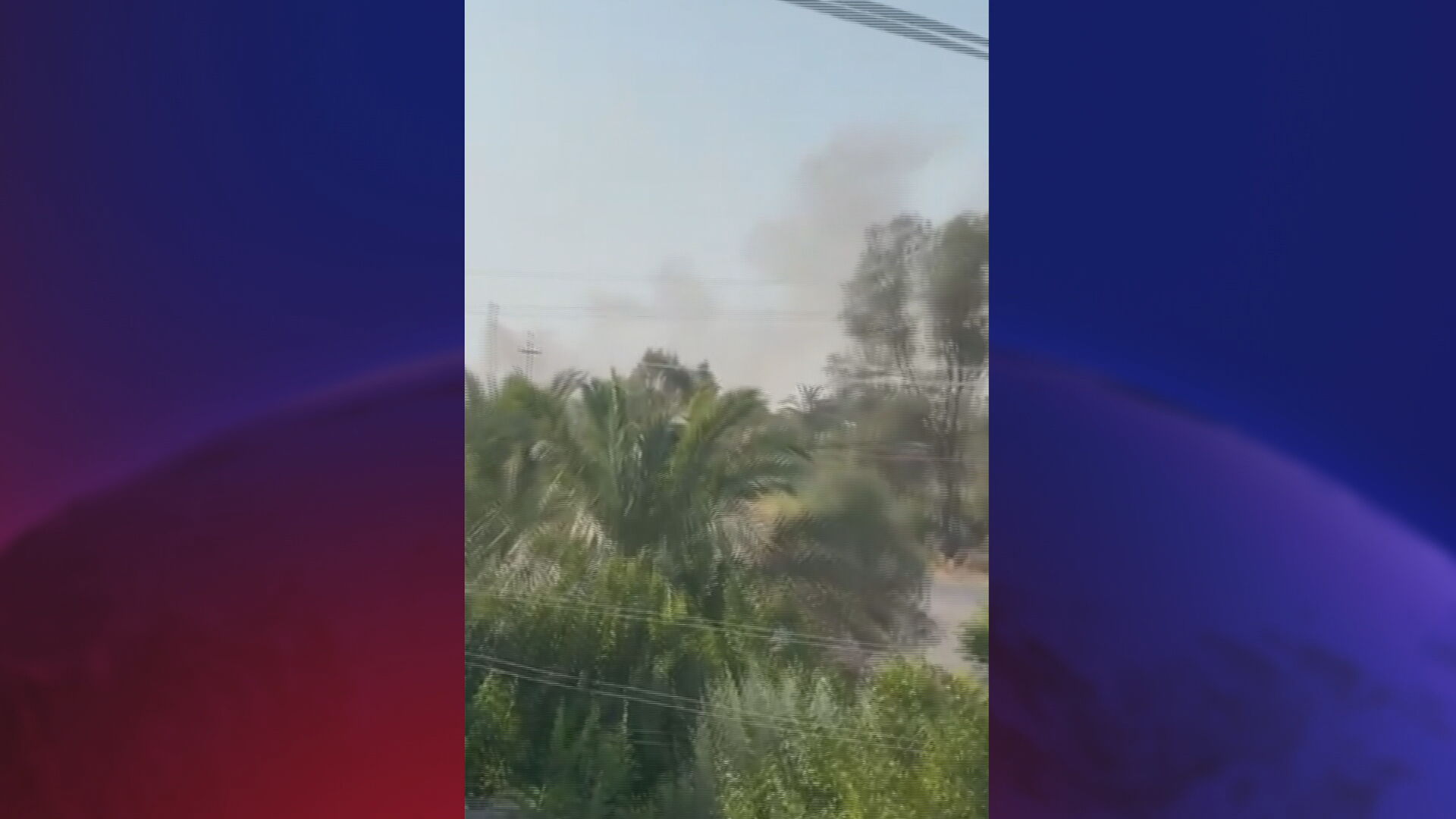 دیمەنێک لە بەرزبوونەوەی دووکەڵی تەقینەوەی بارەگای حەشدی شەعبی لە سەربازگەی مەنسووریەی پارێزگای دیالە