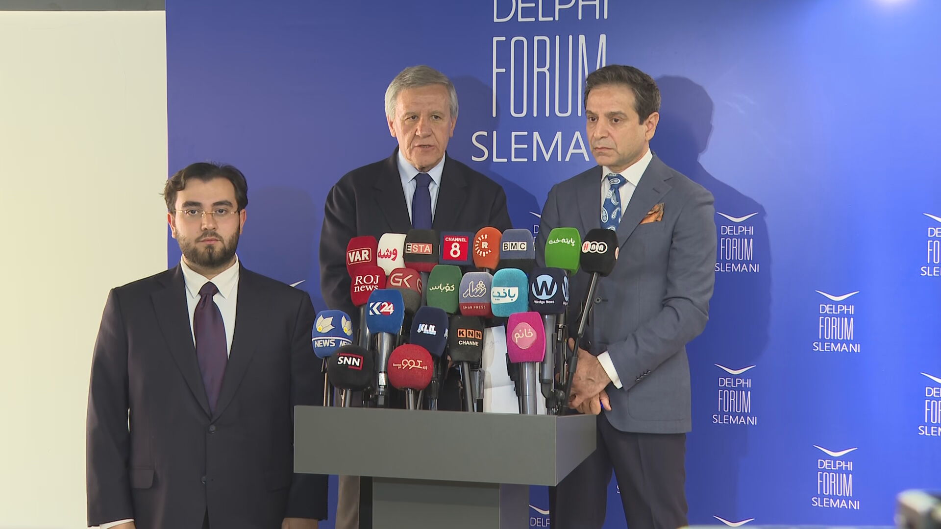 کۆنفڕانسی ڕۆژنامەوانیی سیمۆن سۆمۆکس، بەڕێوەبەری کۆڕبەندی نێودەوڵەتیی دێڵفی