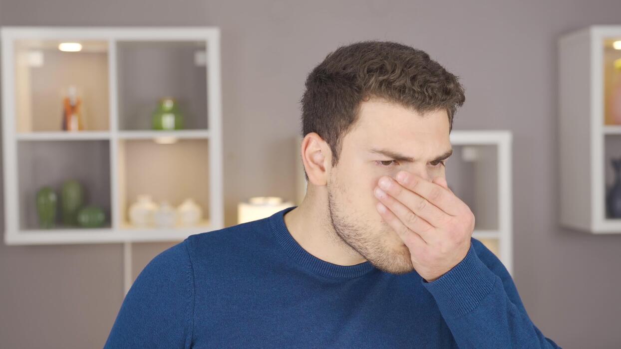 وێنەی کەسێک گرفتی بۆنی ناخۆشی ناودەمی هەیە