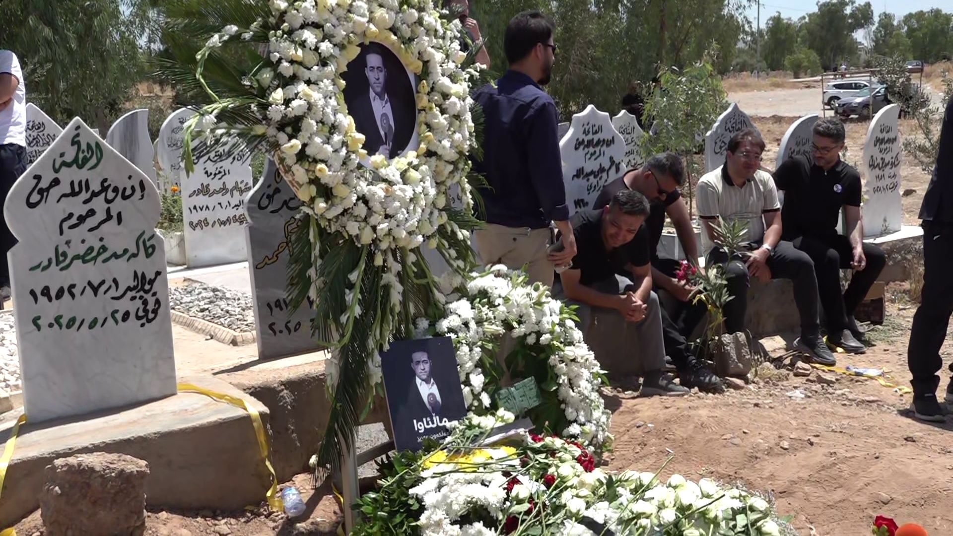 دیمنەنێکی گۆڕەکەی ڕۆژنامەوان هەڵکەوت عەزیز لە دوای بەخاکسپاردنی لە گۆڕستانی ڕەحیماوای کەرکووک