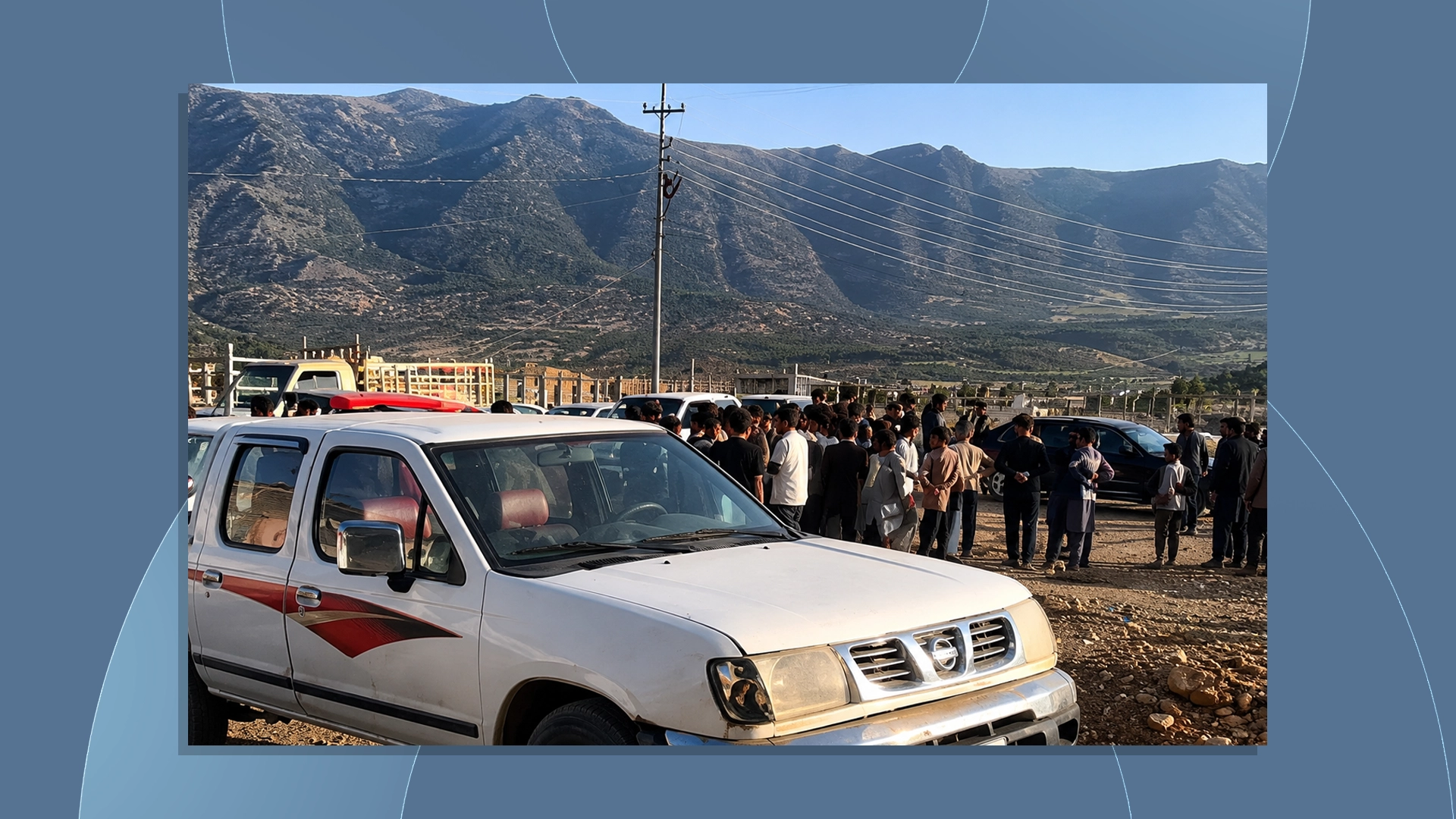 دیمەنێک لە خۆپیشاندانەکەی گەنجانی  شێلادزێ، سیریێ و دێرەلووک لە دژی ڕێگرییەکانی سوپای تورکیا