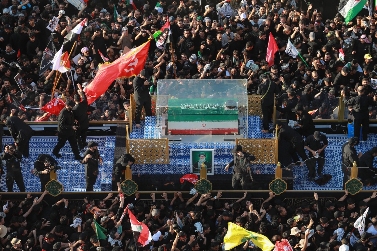 دیمەنێک لە ڕێوەڕەسمی گواستنەوە و بەڕێکردنی تەرمی خامنەیی لە نەجەف. فۆتۆ: AFP