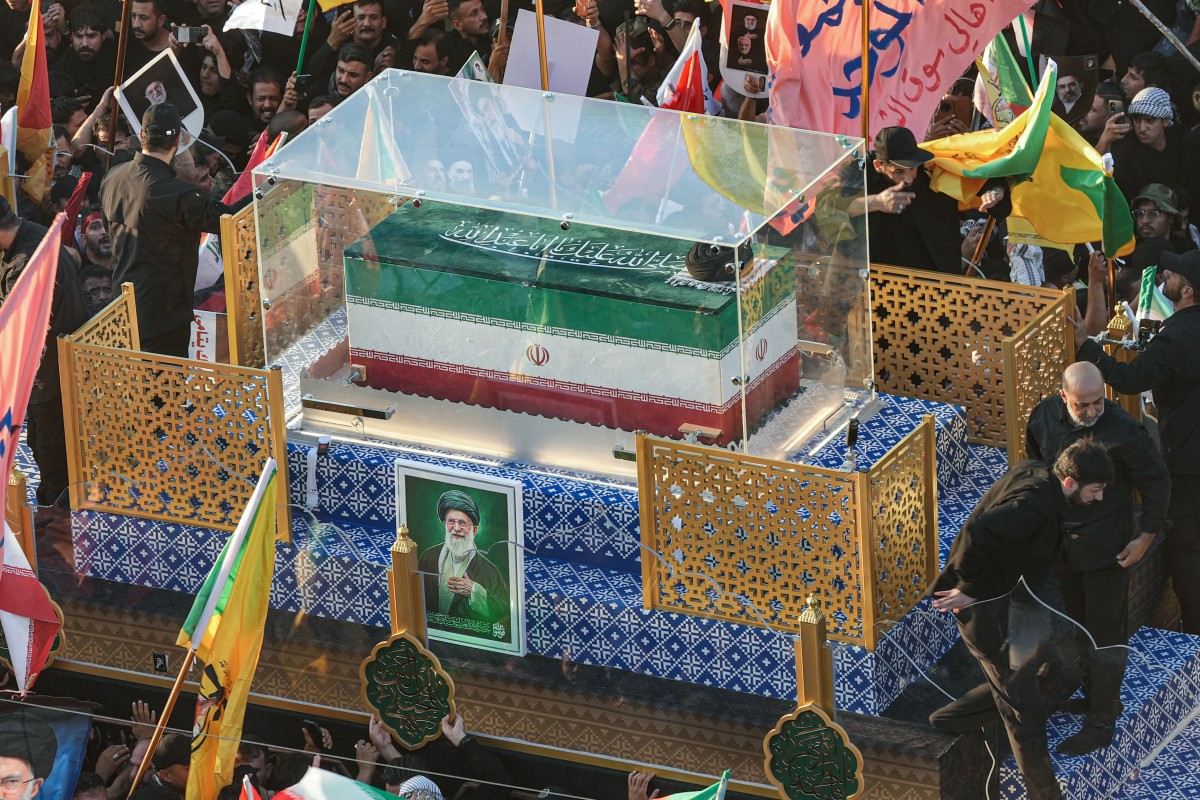 دیمەنێک لە ڕێوەڕەسمی گواستنەوە و بەڕێکردنی تەرمی خامنەیی لە نەجەف. فۆتۆ: AFP