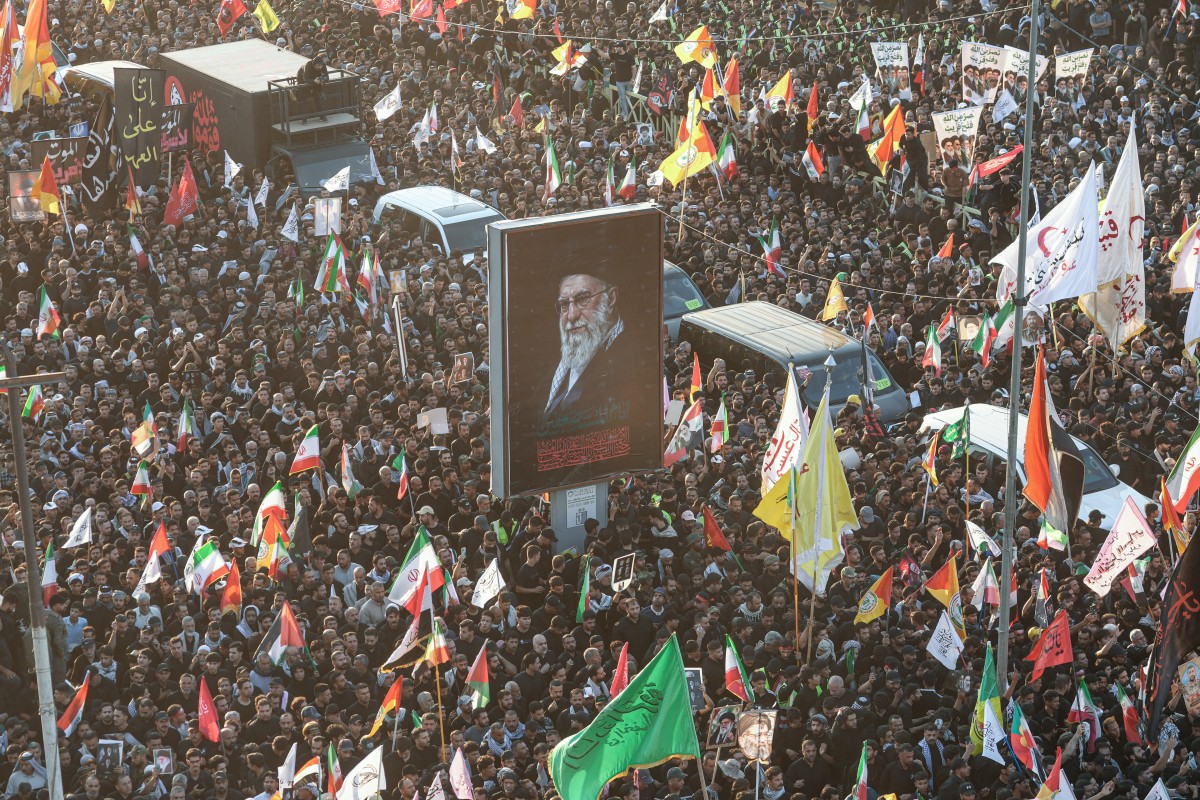 دیمەنێک لە ڕێوەڕەسمی گواستنەوە و بەڕێکردنی تەرمی خامنەیی لە نەجەف. فۆتۆ: AFP