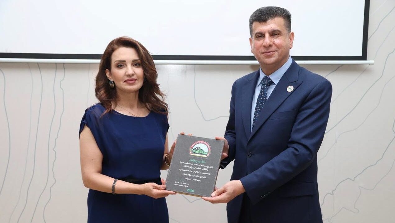 سەرۆکی زانکۆی سلێمانی لەکاتی پێدانی ڕێزلێنان بە ژمارەیەک پزیشک و مامۆستای کۆلیژی پزیشکی بەبۆنەی بەدەستهێنانی پلەی ئەکادیمیی پڕۆفیسۆر 