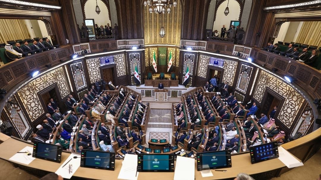 یەکەم دانیشتنی ئەنجوومەنی گەلی سووریا بۆ قۆناغی ڕاگوزەر بە سەرۆکایەتی ئەحمەد شەرع، سەرۆکی سووریا