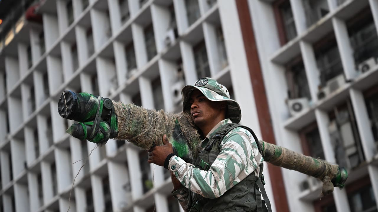 جۆڕیک لە سیستمى بەرگرى زەوى بە ئاسمان کە لەسەر شانى سەرباز کارى پێدەکرێت