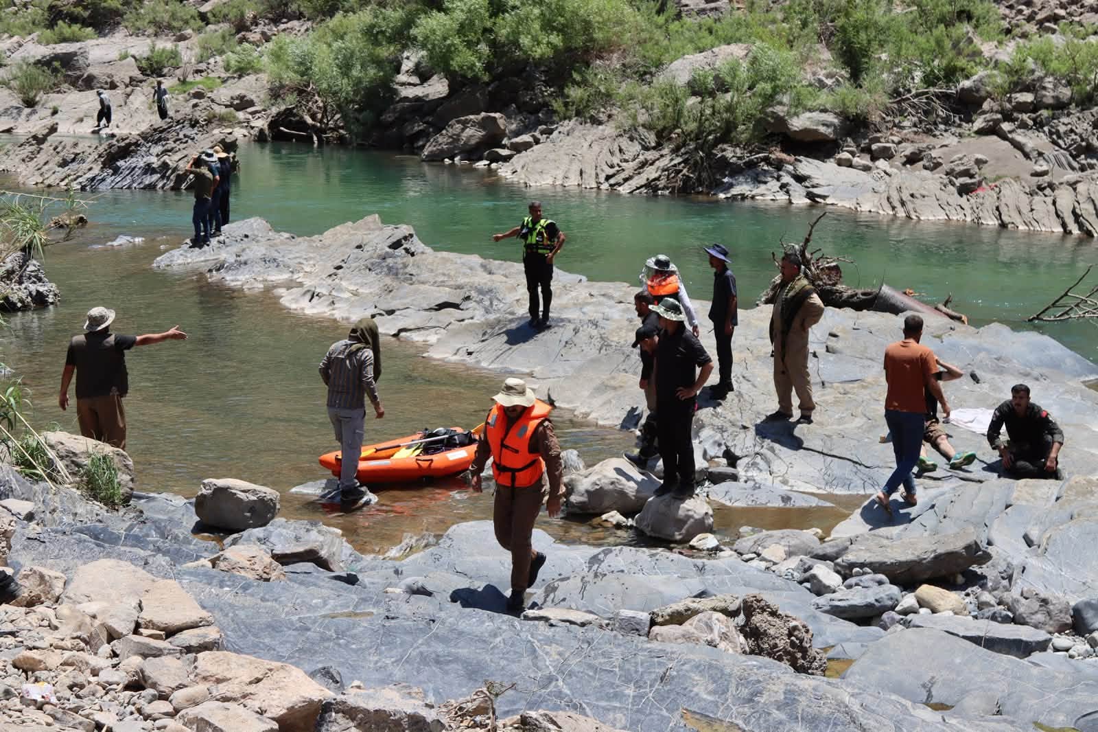 تیمەکاری بەرگری شارستانی و هێزە ئەمنییەکانی هەڵەبجە لە کاتی گەڕان بە دوای تەرمی باوان یوسفدا