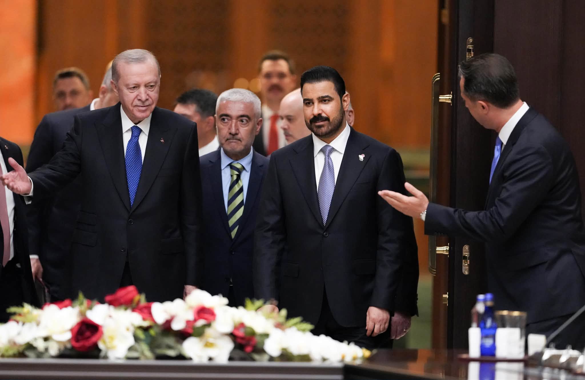 ساتی گەیشتنی عەلی زەیدی، سەرۆکوەزیرانی عێراق و ڕەجەب تەیب ئەردۆغان بۆ هۆڵی کۆبوونەوەی فراوانی شاندی باڵای هەردوو وڵات