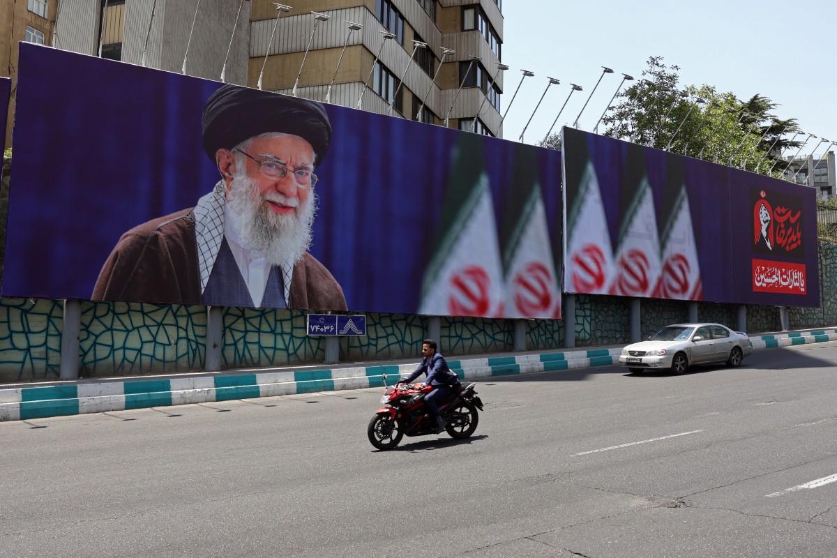 دانانی چەندین پۆستەری وێنەی عەلی خامنەیی لە شەقامەکانی تاران. فۆتۆ: AFP