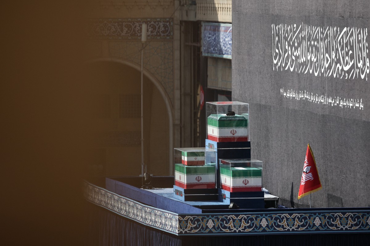 تابووتی سەید عەلی خامنەیی، ڕێبەری پێشووی کۆماری ئیسلامی ئێران و ژمارەیەک لە ئەندامانی خێزانەکەی لە تاران، کە دانراون بۆ ڕێوڕەسمی ماڵئاوایی. فۆتۆ: AFP
