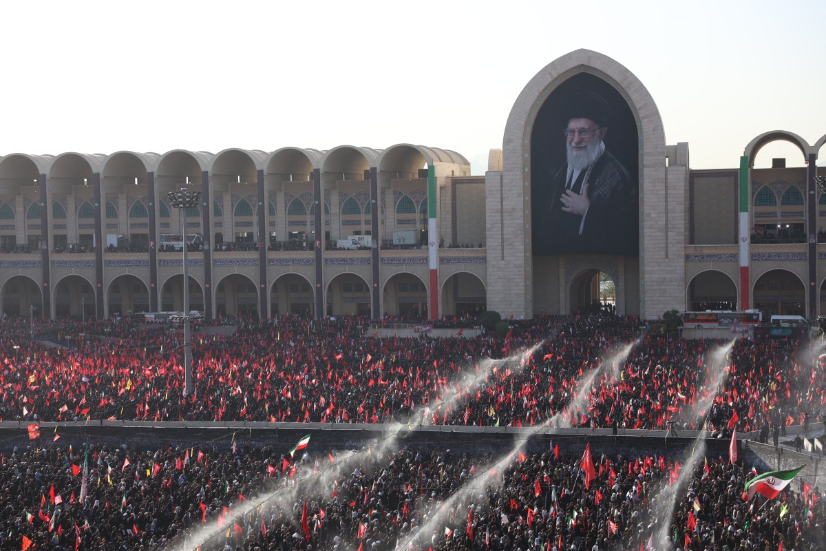 دیمەنێک لە ڕێوڕەسمی نوێژ لەسەر تەرمی عەلی خامنەیی ڕابەری باڵای پێشووی کۆماری ئیسلامیی ئێران. فۆتۆ: AFP