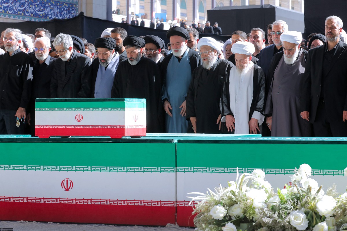 بەشداریی سێ کوڕەکەی ئەیەتوڵا عەلی خامنەیی لە ڕێوڕەسمی ئەنجامدانی نوێژی بە کۆمەڵی مردوو لەسەر تەرمی باوکیان، فۆتۆ: AFP