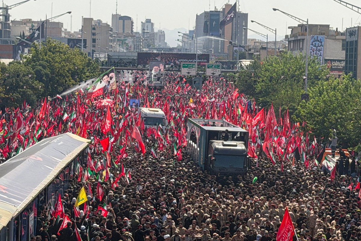 دیمەنێک لە بەڕێکردنی تەرمی عەلی خامنەیی لەلایەن جەماوەری ماتەمگێڕەوە لە شاری تاران. فۆتۆ: AFP