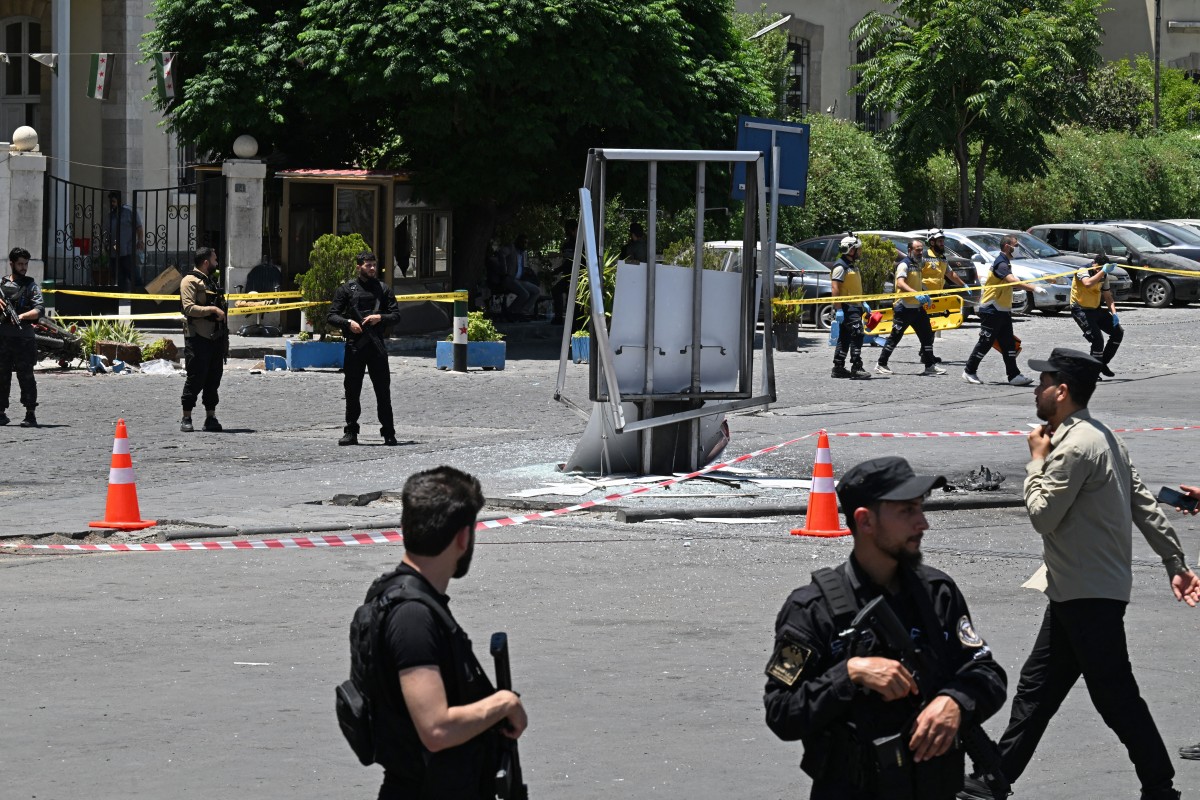 هێزە ئەمنییەکانی سووریا لە شوێنی یەکێک لە تەقینەوەکانی دیمەشق. فۆتۆ: AFP