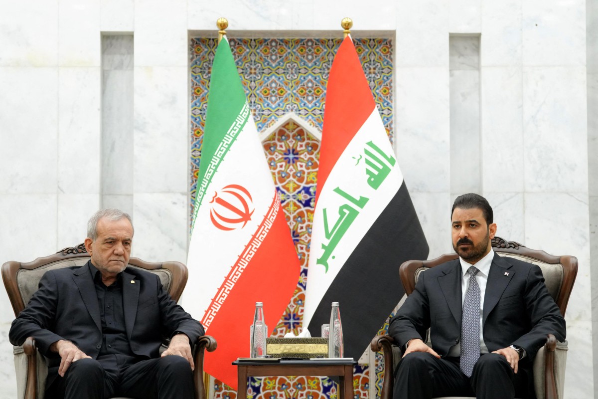 کۆبوونەوەی عەلی زەیدی، سەرۆکوەزیرانی عێراق و مەسعود پزیشکیان، سەرۆککۆماری ئێران لە فڕۆکەخانەی نەجەف. فۆتۆ: AFP