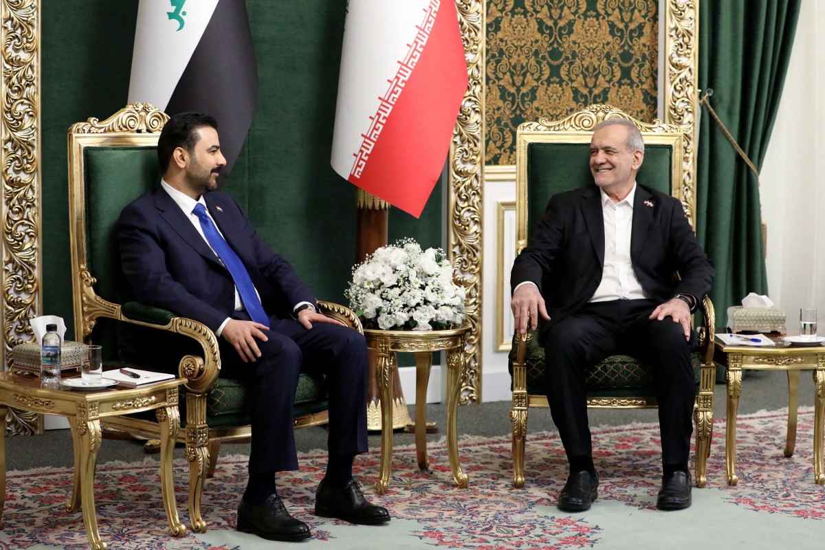 مەسعود پزیشکیان سەرۆککۆماری ئێران و عەلی زەیدی سەرۆکوەزیرانی عێراق لە تاران. فۆتۆ: AFP