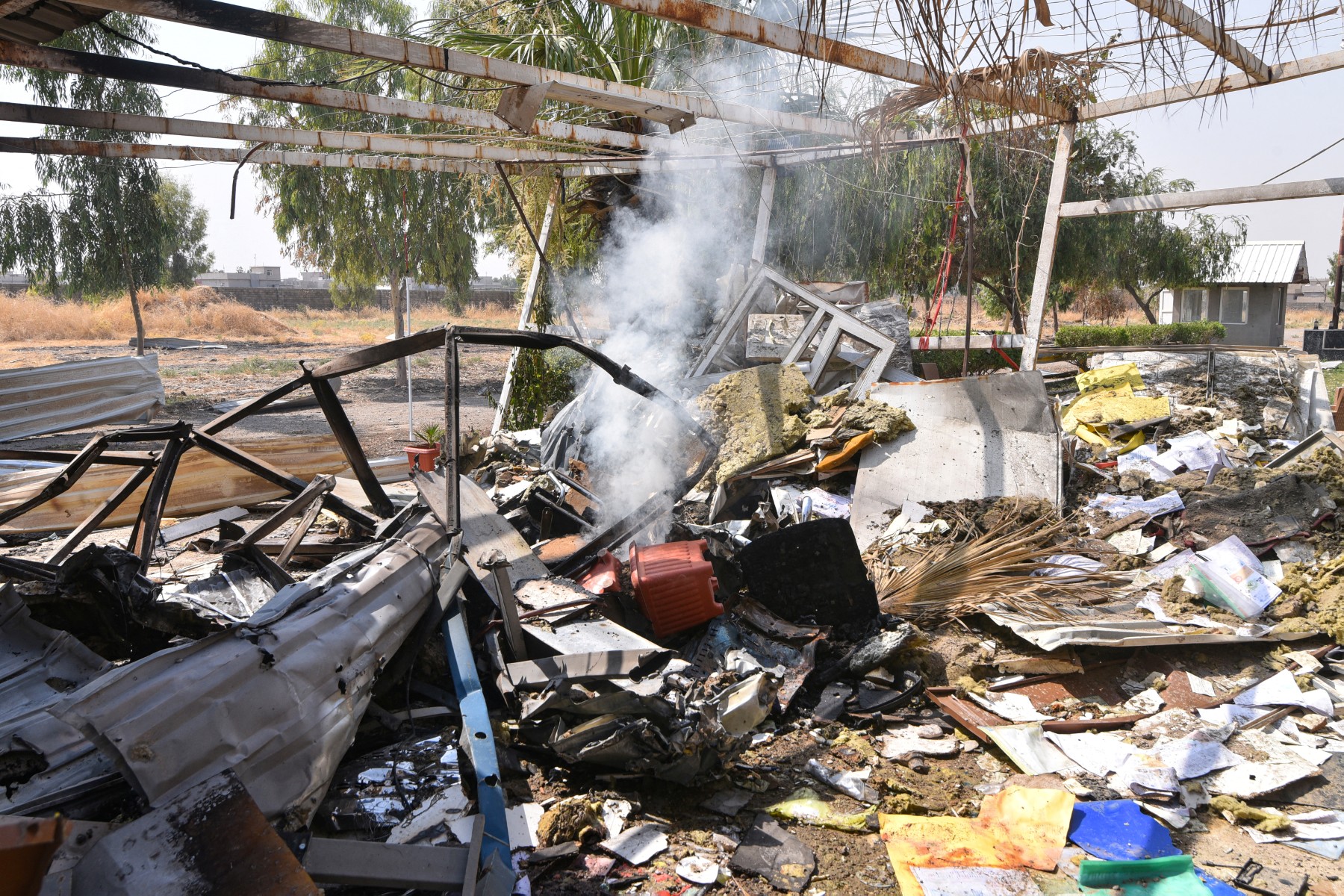 شوێنەواری یەکێک لە هێرشەکانی سعودیە و ئەمریکا بۆ سەر بارەگایەکی حەشدی شەعبی لە عێراق. فۆتۆ: AFP