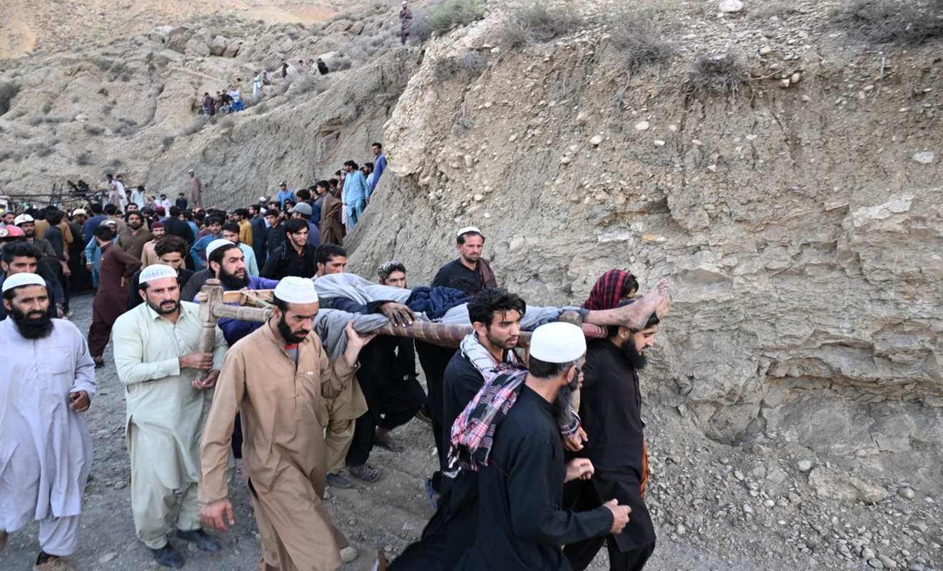 دەرهێنانى تەرمى یەکێک لەو کرێکارانەى لەناو کانەکە گیانى لەدەستداوە