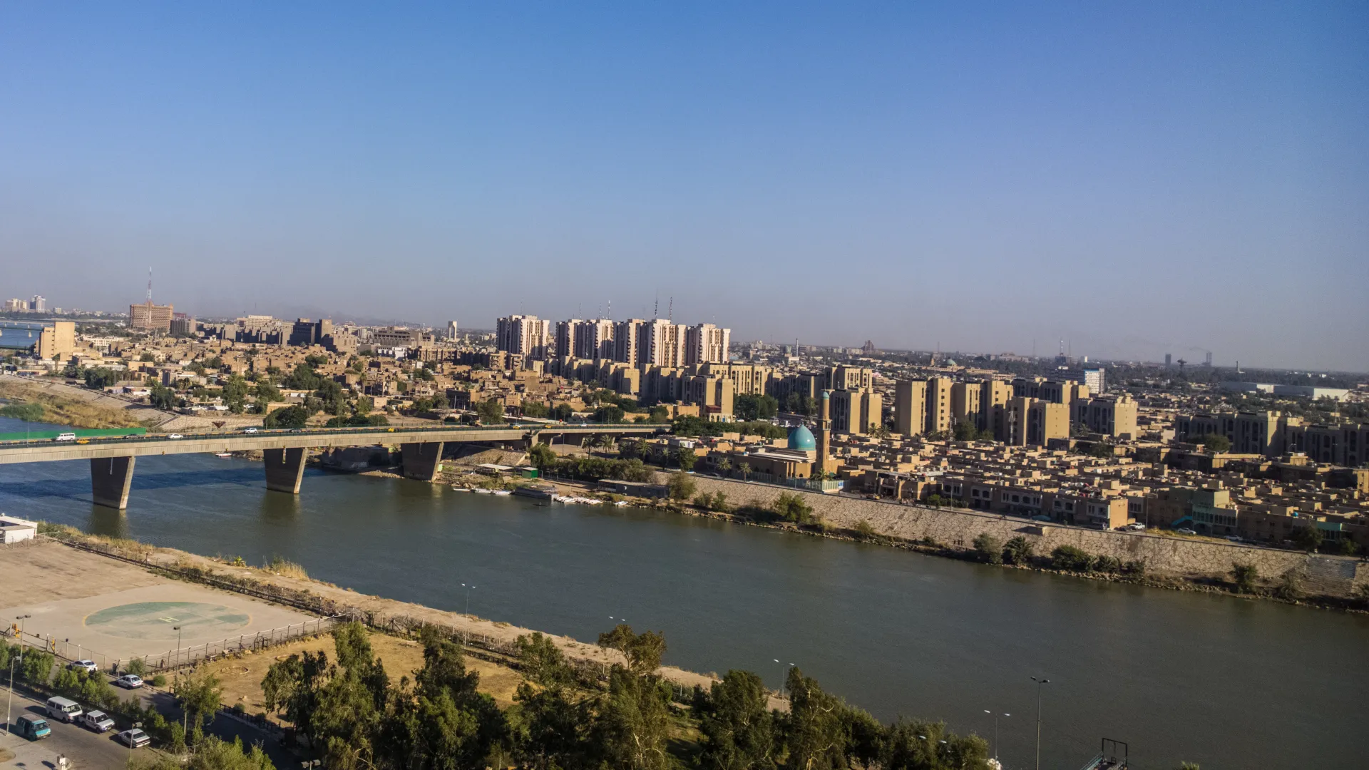 دیمەنێگی گشتی شاری بەغدادی پایتەخت، رووباری دیجلە بە ناوەڕاستیدا تێپەڕ دەبێت