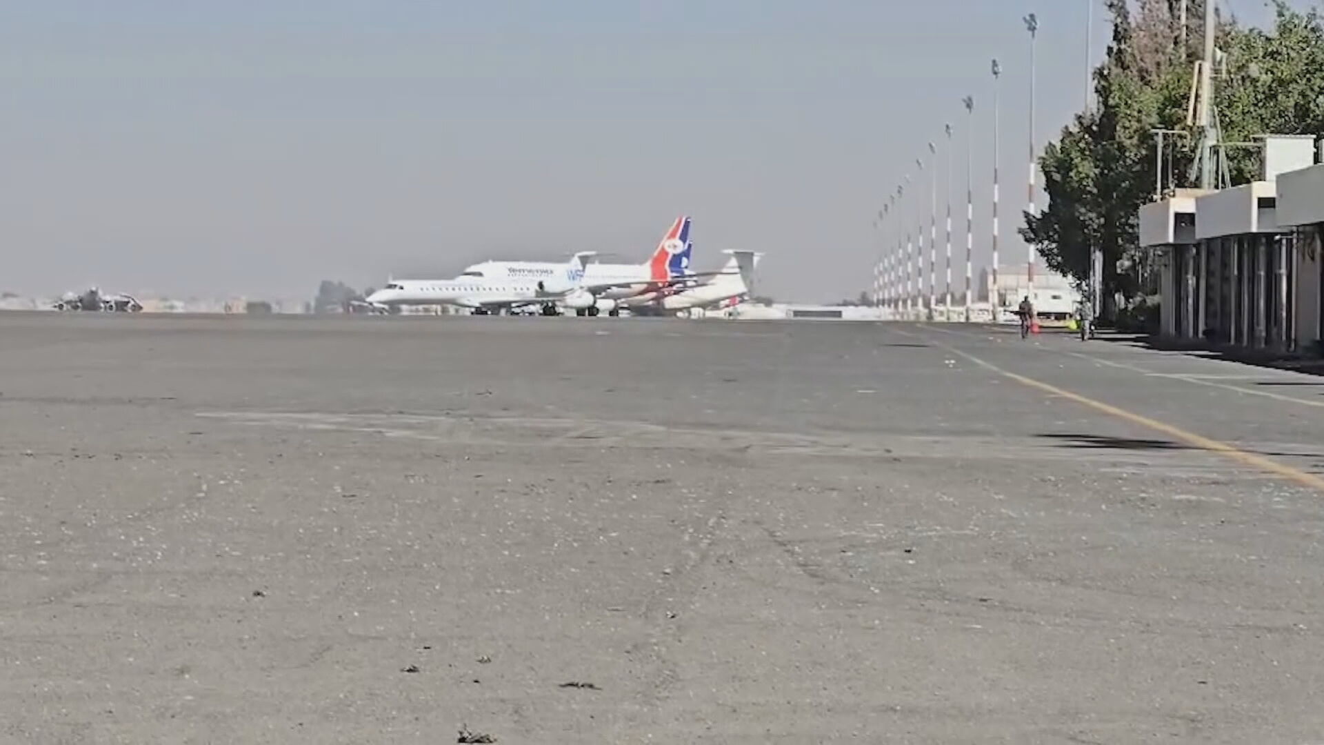 دیمەنێک لە فڕۆکەخانەی نێودەوڵەتیی سەنعا