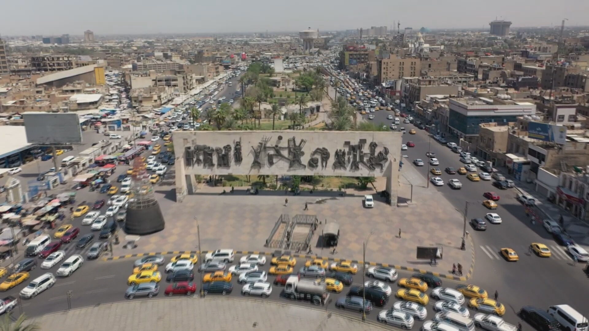 دیمەنی چەند شەقامێکی پر لە ئۆتۆمبێل لە شاری بەغداد