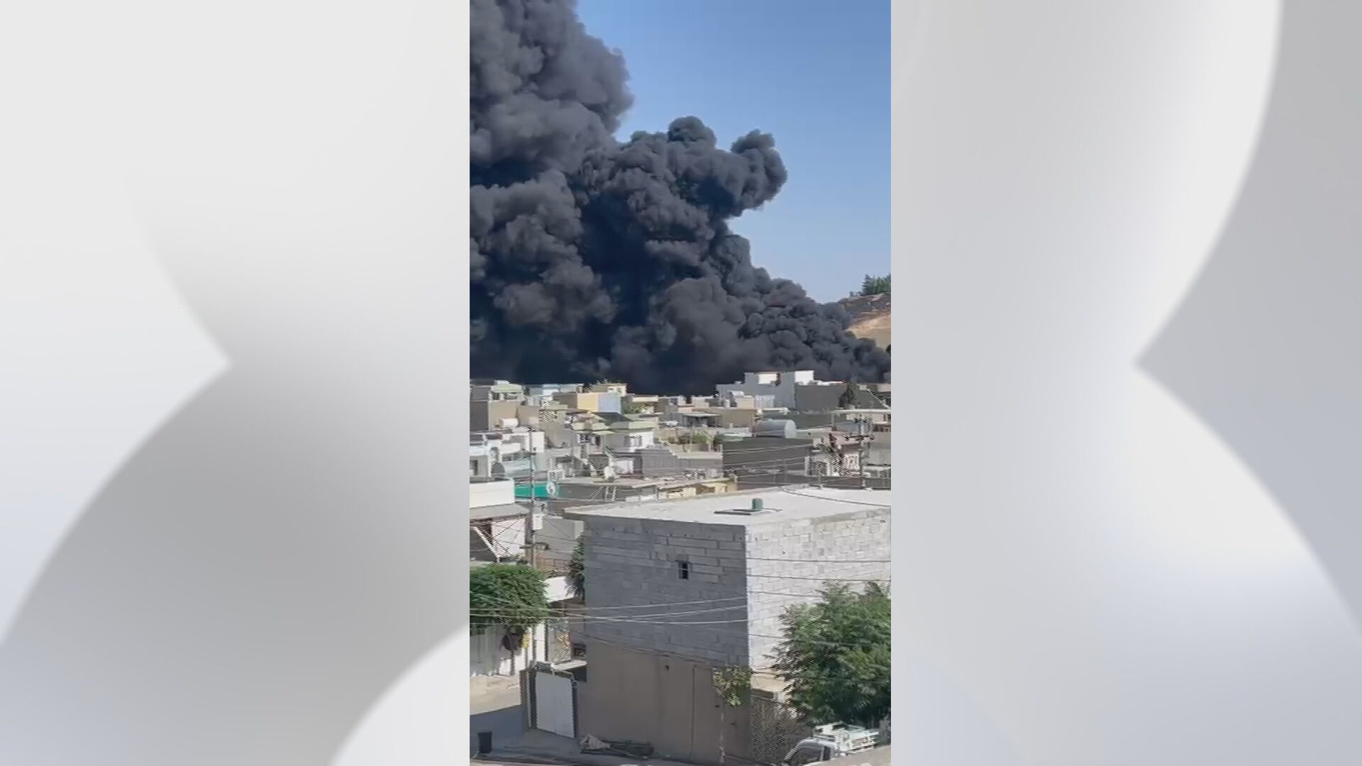دیمەنێک لە بەرزبوونەوەی دووکەڵی تانکەرە وەرگەڕاوەکە لە  تاسڵوجە