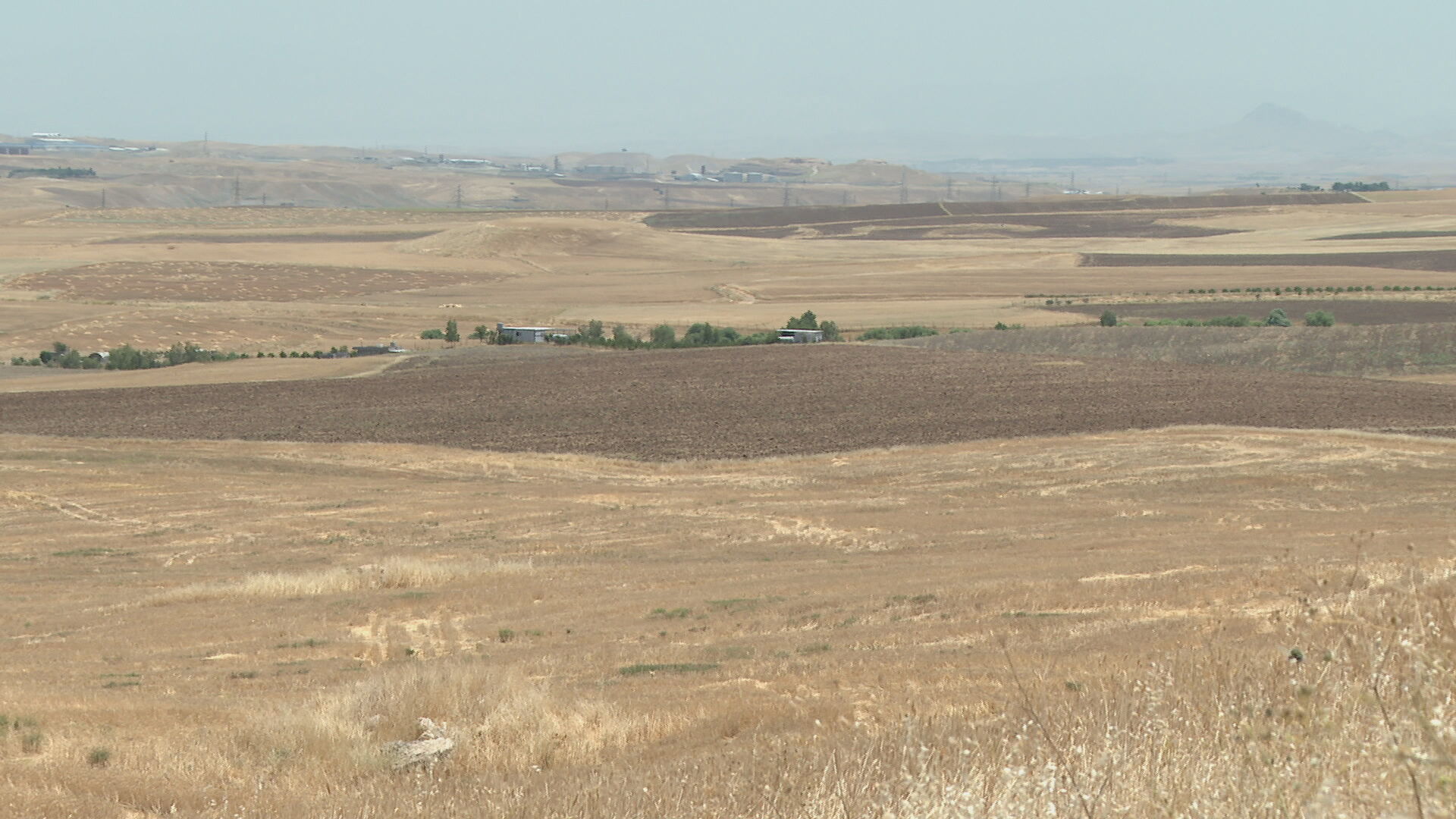 دیمەنێک لە زەوییەکانی سنووری بەردەقارەمان