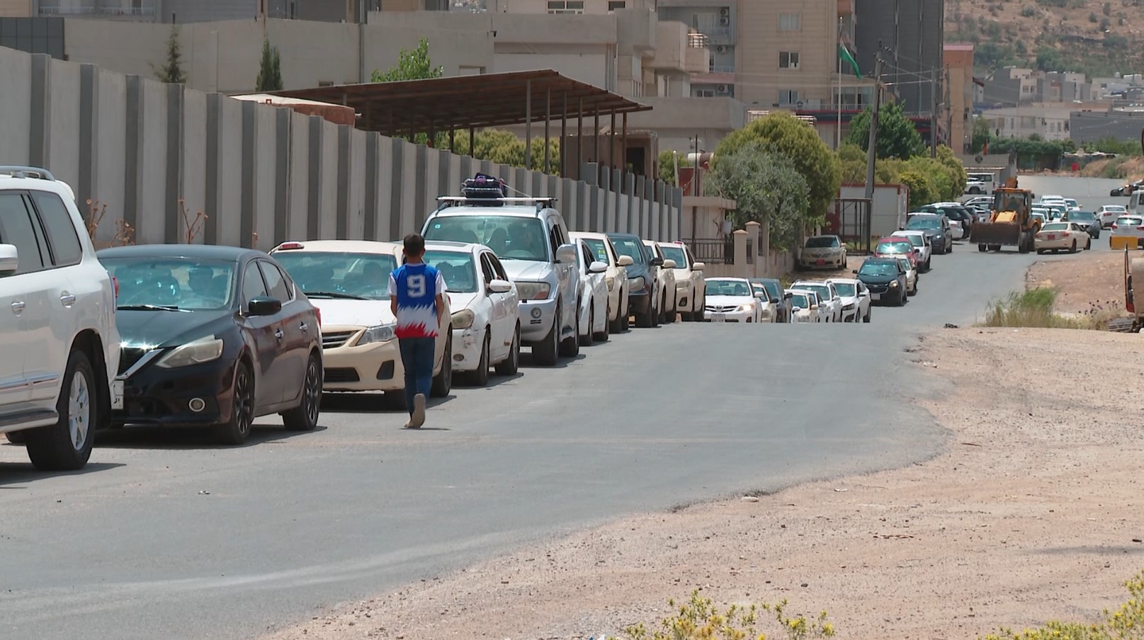 دیمەنێک لە نۆرەی هاونیشتمانیان بۆ وەرگرتنی بەنزینی حکومی لە دهۆک