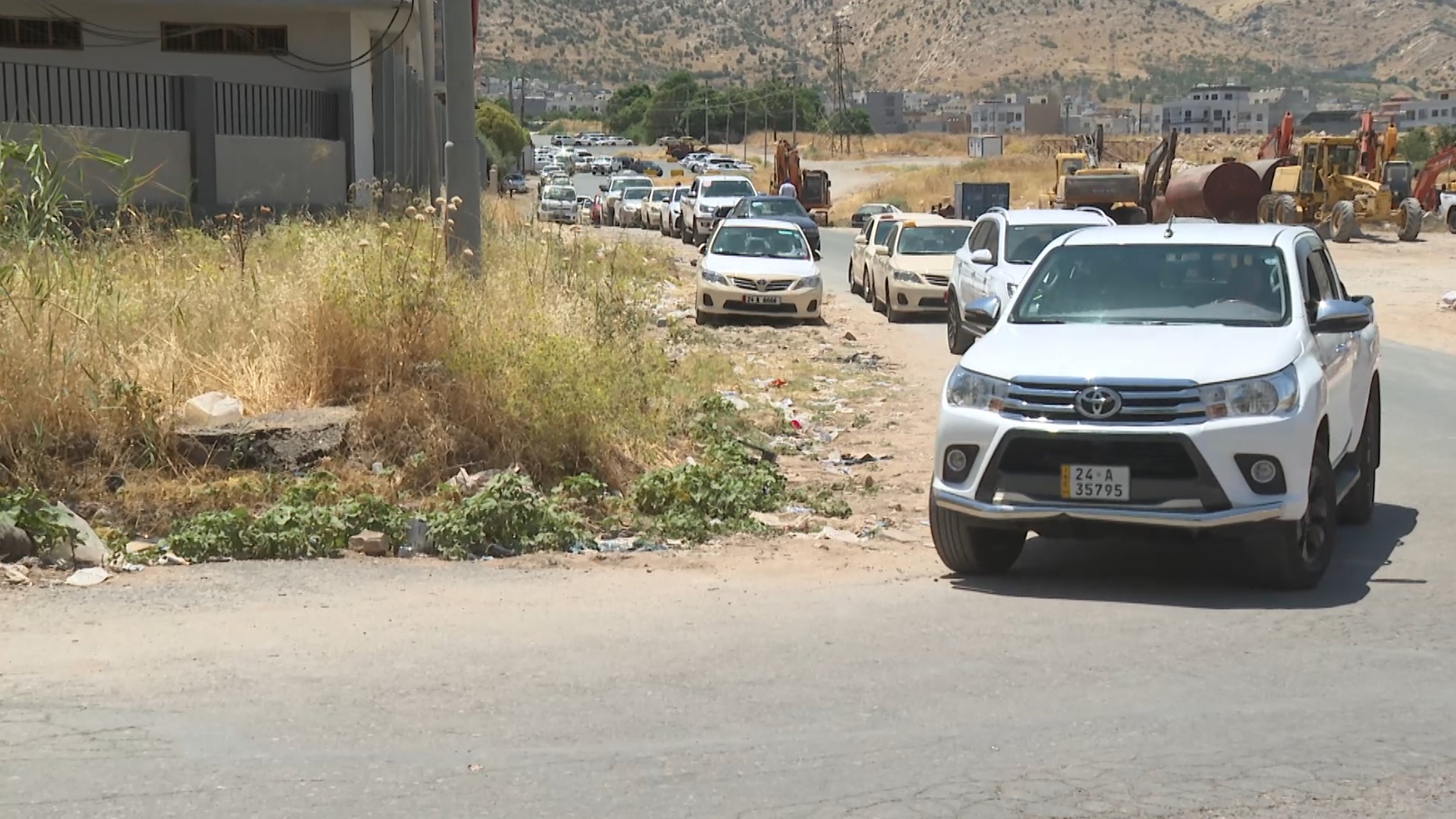 دیمەنێک لە نۆرەی هاونیشتمانیان بۆ وەرگرتنی بەنزینی حکومی لە دهۆک