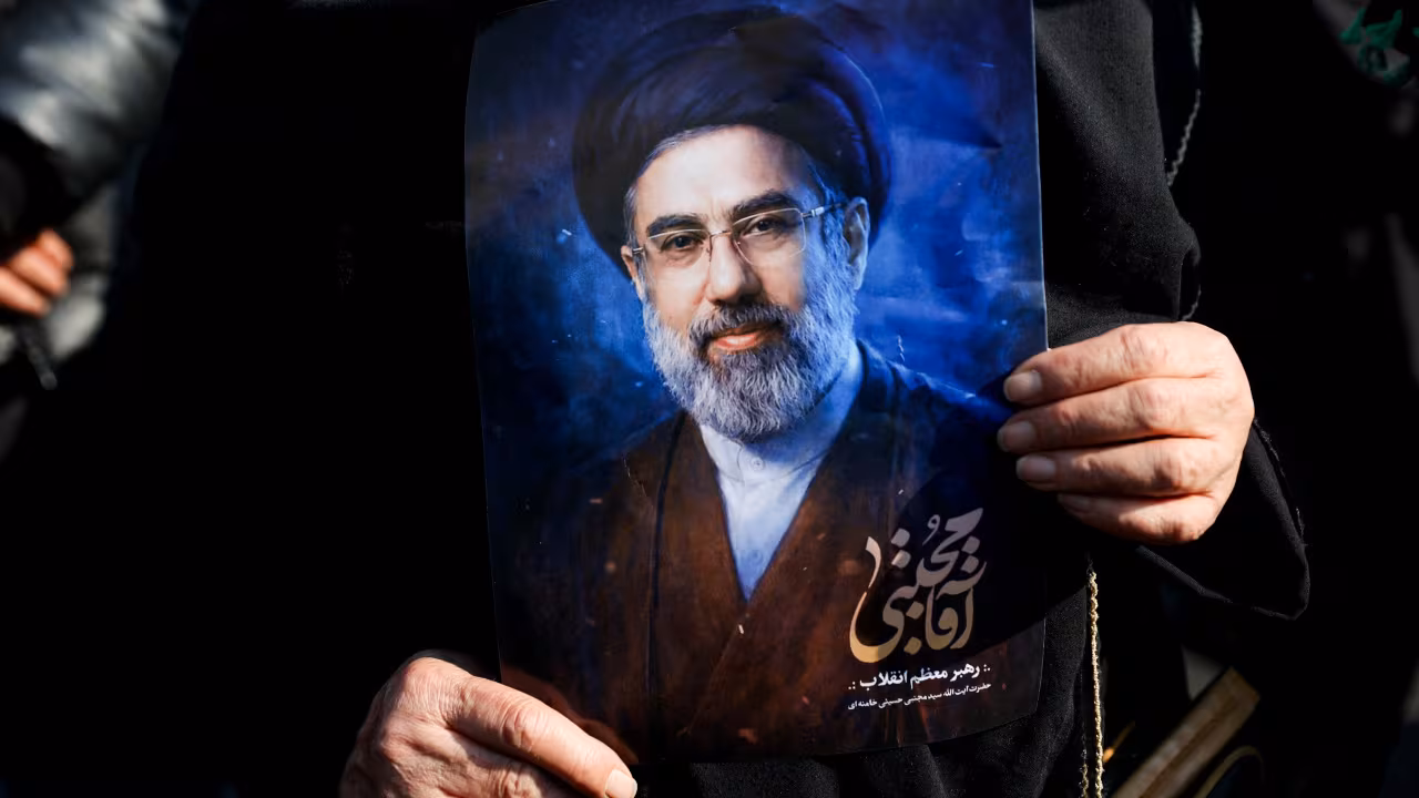 وینەیەکی ئایەتوڵا موجتەبا خامنەیی، ڕێبەری باڵای کۆماری ئیسلامی ئێران بەدست هاوڵاتییەکی ئێرانەوە