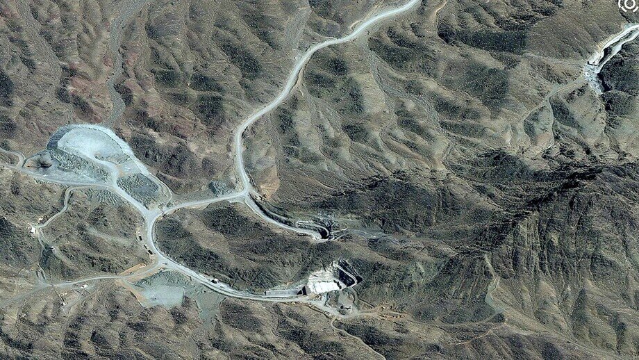 دیمەنێک لە ڕێگا و دەروازەی تونێلەکانی چیای کوڵینگ لە پارێزگای ئەسفەهانی ئێران
