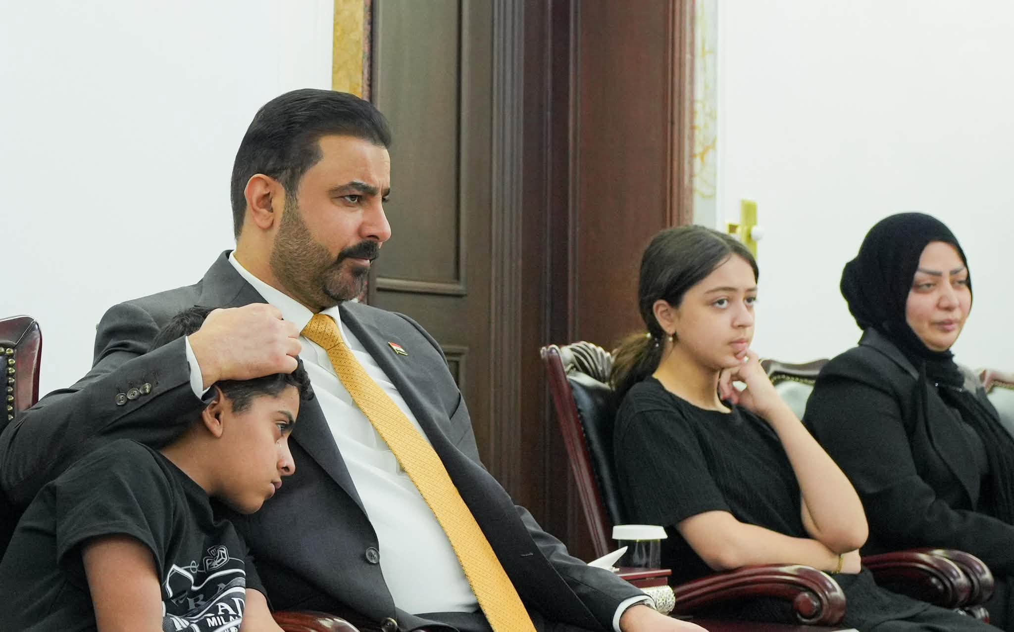 پێشوازی عەلی زەیدی، سەرۆکوەزیرانی عێراق لە هەردوو خێزانی بەڕێوەبەرى پۆلیسى ئەمیندارێتیى بەغداد و ڕێپێدراوی پۆلیس، کە لە کاتی لابردنی زێدەڕۆییەکانی ناوچەی دۆرەی بەغداد کوژران